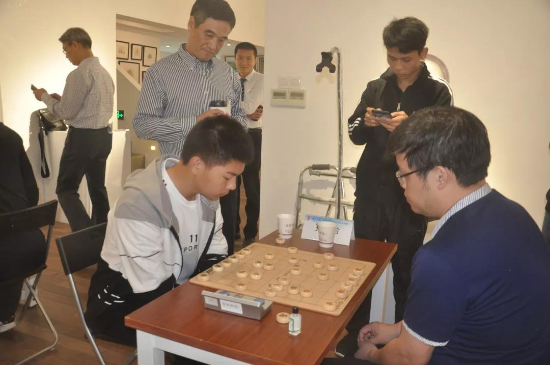 赵会长与象棋特级大师郑一泓厦和棋院运动员:陈岳洋,黄钧泓,李瑞曦,郑